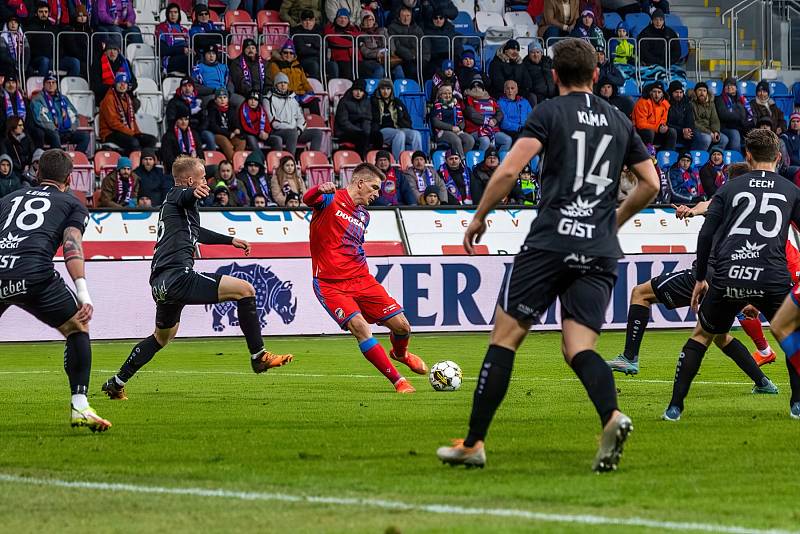 Fotbalisté Viktorie Plzeň podlehli na úvod ligového jara doma nečekaně Hradci Králové 1:2.