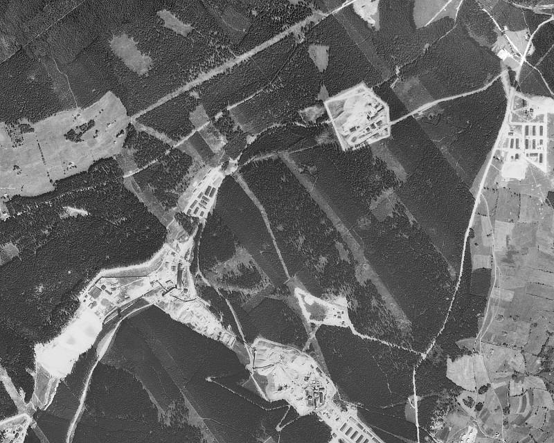 Letecký snímek táborů Nikolaj, Eliáš II a Rovnost na Jáchymovsku z roku 1952.