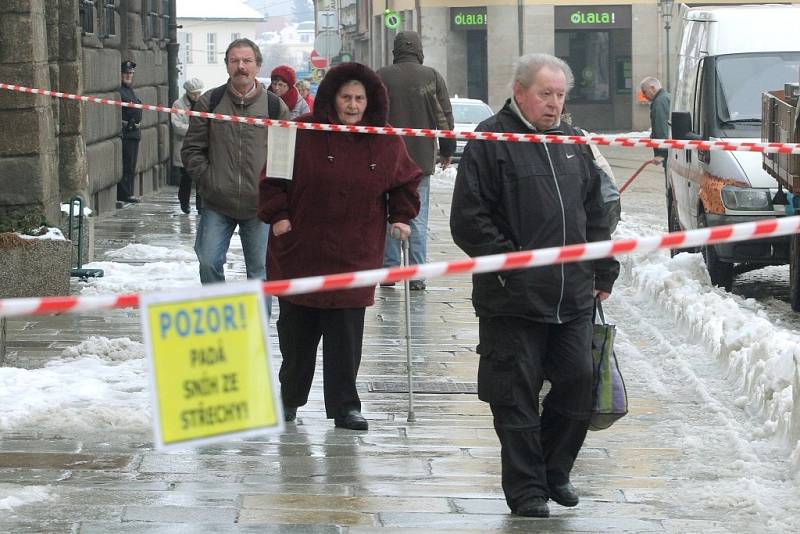 Sníh začal díky teplotám nad nulou odtávat a způsobuje tak komplikace po celém městě