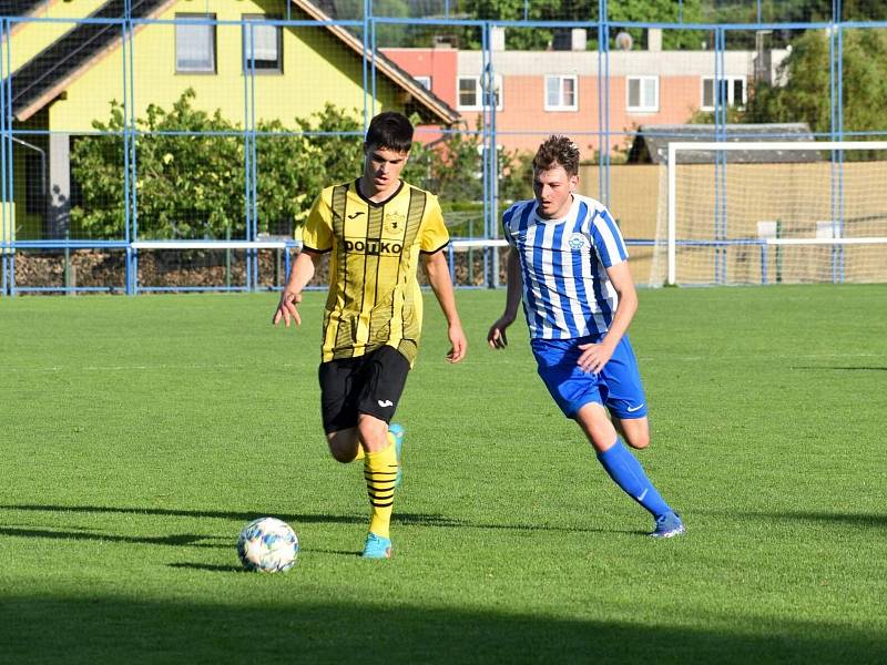 26. kolo krajského přeboru: FK Okula Nýrsko (modří) - TJ Jiskra Domažlice B (žlutí) 0:4 (0:2).