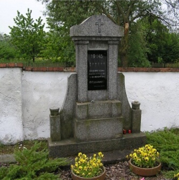Velečín. Hřbitov, šest obětí pochodu z 1. 5. 1945