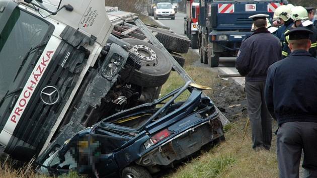 Osmnáctiletý řidič zřejmě boural ve vysoké rychlosti. Rozsáhlým zraněním, která utrpěl,  mladík na místě podlehl.  