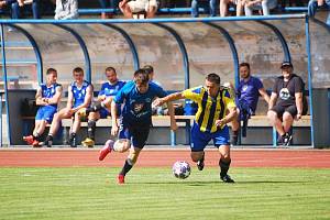 Fotbalisté FK Tachov (na archivním snímku hráči v modrých dresech) opouští I. A třídu a v příští sezoně si zahrají krajský přebor.