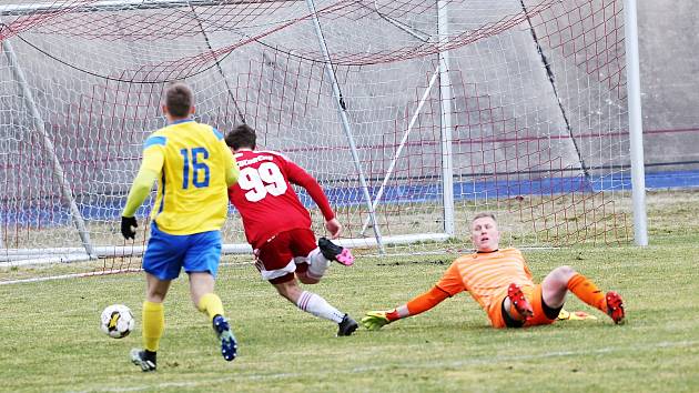 FORTUNA divize A (17. kolo): SK Petřín Plzeň (na snímku fotbalisté v červených dresech) - SENCO Doubravka (žlutí) 4:0.