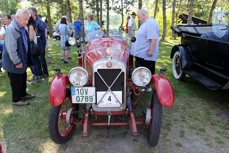 Historická auta veteráni vyjížďka Veteran Car Club