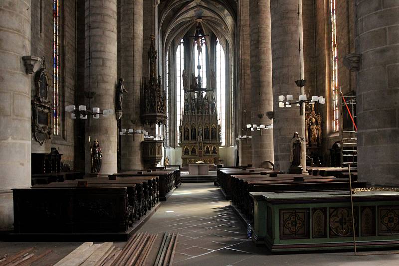 Katedrálu sv Bartoloměje převzali restaurátoři a specialisté na rekonstrukce církevních objektů.
