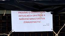 Umělou ledovou plochu ve Škoda sport parku v plzeňských Doudlevcích pomáhali vytvořit dobrovolní hasiči z Koterova a Hradiště. Tento víkend už mohli bruslaři kluziště plně využívat. Krom bruslení se na běžeckém oválu dalo i běžkovat.