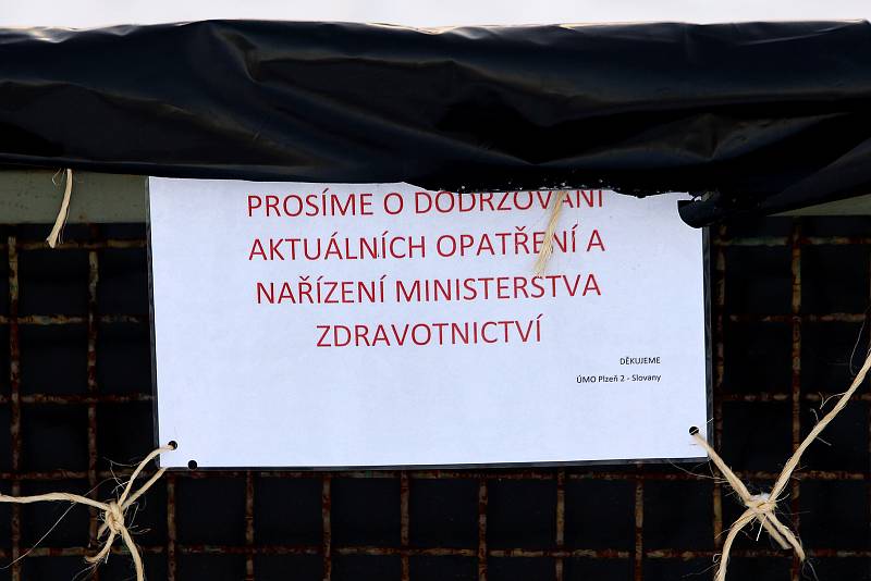 Umělou ledovou plochu ve Škoda sport parku v plzeňských Doudlevcích pomáhali vytvořit dobrovolní hasiči z Koterova a Hradiště. Tento víkend už mohli bruslaři kluziště plně využívat. Krom bruslení se na běžeckém oválu dalo i běžkovat.