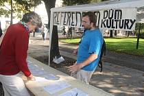 Plzeňané se od úterý podepisují U Branky na petiční archy k vypsání referenda