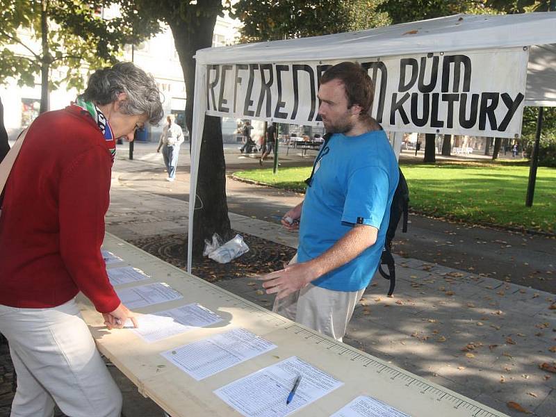 Plzeňané se od úterý podepisují U Branky na petiční archy k vypsání referenda