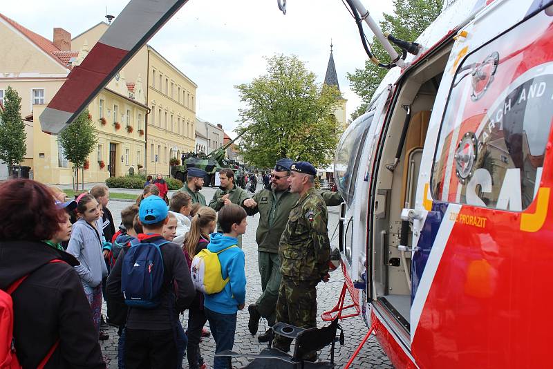 Armáda ČR zaujala malé i velké na náměstí ve Spáleném Poříčí.