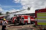 Uskladněná sláma hořela v Chotěšově, hasiči nasadili i výškovou techniku
