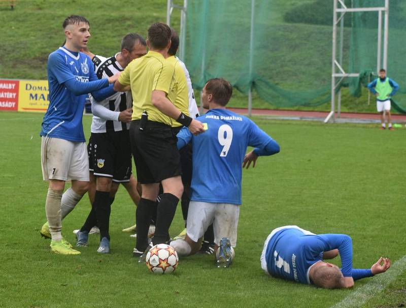 7. kolo FORTUNA divize A: TJ Jiskra Domažlice B (na snímku fotbalisté v modrých dresech) - SK Tochovice 3:0 (2:0).