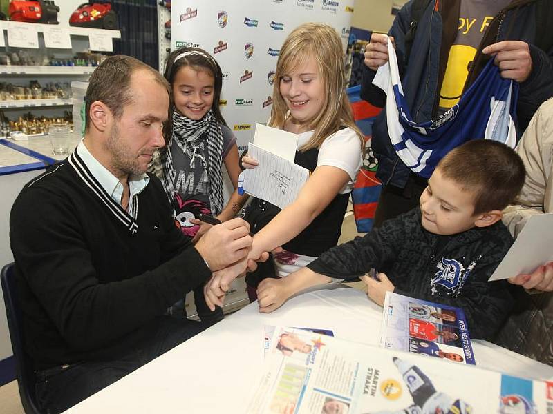 Autogramiáda největších hvězd plzeňského sportu. Podepisoval se kapitán hokejistů Martin Straka, kapitán fotbalistů Pavel Horváth a vůdce házenkářů Martin Šetlík