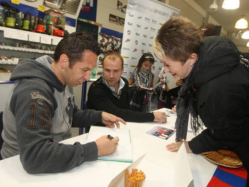 Autogramiáda největších hvězd plzeňského sportu. Podepisoval se kapitán hokejistů Martin Straka, kapitán fotbalistů Pavel Horváth a vůdce házenkářů Martin Šetlík