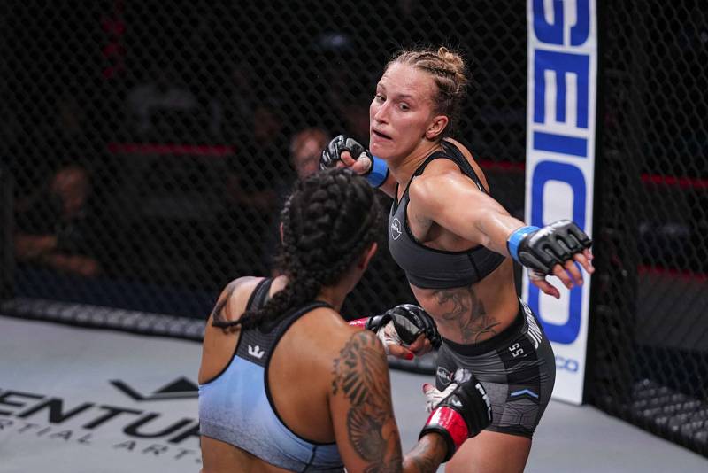 Plzeňská zápasnice MMA Martina Jindrová porazila v americkém Texasu zkušenou brazilskou soupeřku 3:0 na body.