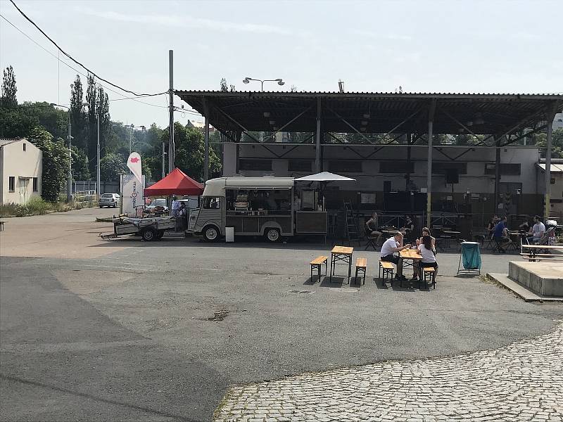 Hamburgry, hot dogy, pečené sele nebo třeba španělskou paellu, mohli v neděli ochutnat návštěvníci festivalu Street food market, který se v neděli konal v areálu plzeňského DEPO2015.