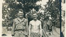 Leonard Cloud (vpravo) s kamarádem z jednotky na konci války v Německu, rok 1945.