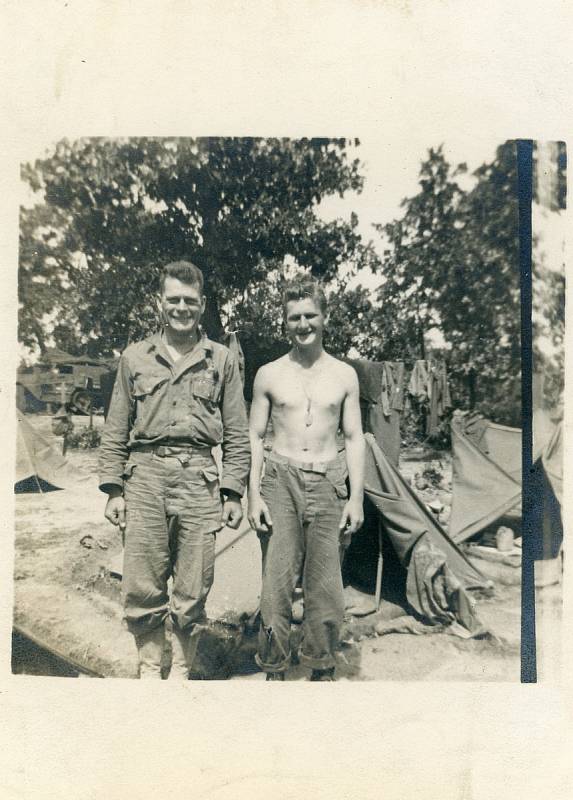 Leonard Cloud (vpravo) s kamarádem z jednotky na konci války v Německu, rok 1945.