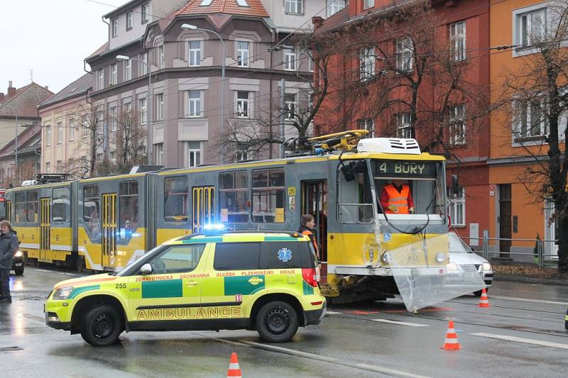 Nehoda tramvaje a autobusu v Plzni na Borech