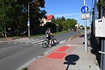 Nové tzv. duální řešení, první ve městě, nabízí u Boleveckého rybníka cyklistům možnost výběru – jízdu na kole po stezce nebo v komunikaci.