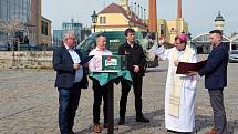 Plzeňský pivovar uvařil letos už po jedenácté velikonoční várku piva Pilsner Urquell pro papeže. Do Vatikánu letos odeslal 2022 lahví zlatavého moku a pokračuje tak v tradici staré více než sto let. Darovanému pivu požehnal plzeňský biskup Tomáš Holub.
