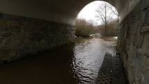 Pod železničním viaduktem u Chodové Plané se vylil Senný potok na cyklostezku. Zde má svůj vliv na zvýšenou hladinu i činnost bobra evropského. Pro pěší zde městys Chodová Plané zřídil provizorní zvýšený chodník vytvořený ze zatravňovacích dlaždic.