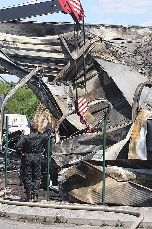 Den po požáru ve firmě Varia Plus v Plzni-Liticích