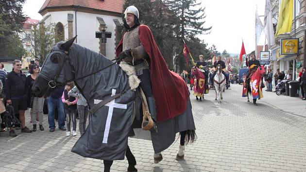 Úspěšnou akci zahájil historický průvod z náměstí na Malou Stranu