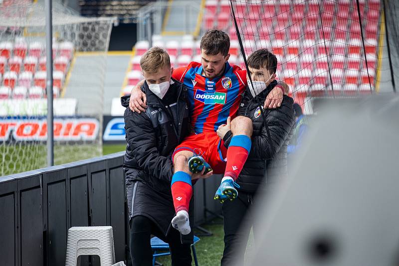 Smolně skončilo čtvrtfinálové utkání pro plzeňského záložníka Pavla Buchu, který musel kvůli bolestivě nakopnutému nártu střídat a vrátil se do sestavy až krátce před finále se Slavií.