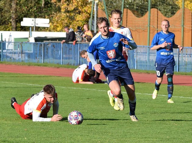 12. kolo krajského přeboru: FK Tachov (na snímku fotbalisté v modrých dresech) - SK Slavia Vejprnice 4:0 (3:0).