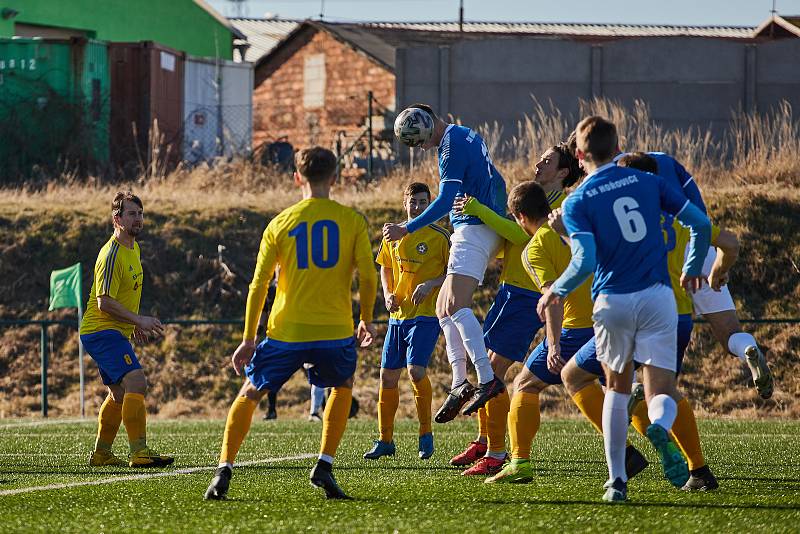 Fotbalisté plzeňské Doubravky (na archivním snímku hráči ve žlutých dresech) zdolali v pátek domácí Rokycany těsně 1:0 a slaví čtvrté vítězství za sebou.