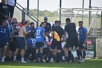 Fotbalisté Jiskry Domažlice (v modrém) výhrou 2:1 nad rezervou pražské Dukly v Přední Kopanině zpečetili vítězství ve skupině A ČFL.
