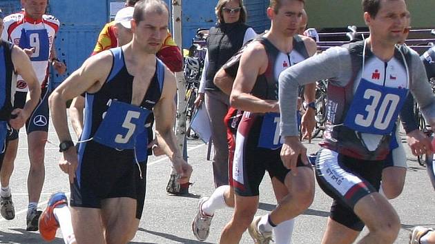 Nýřanský duatlon (3 km běh – 38 km kolo – 3 km běh) ovládl včera již pošesté v devatenáctileté historii klání Petr Minařík (na trať vybíhá s č. 5)