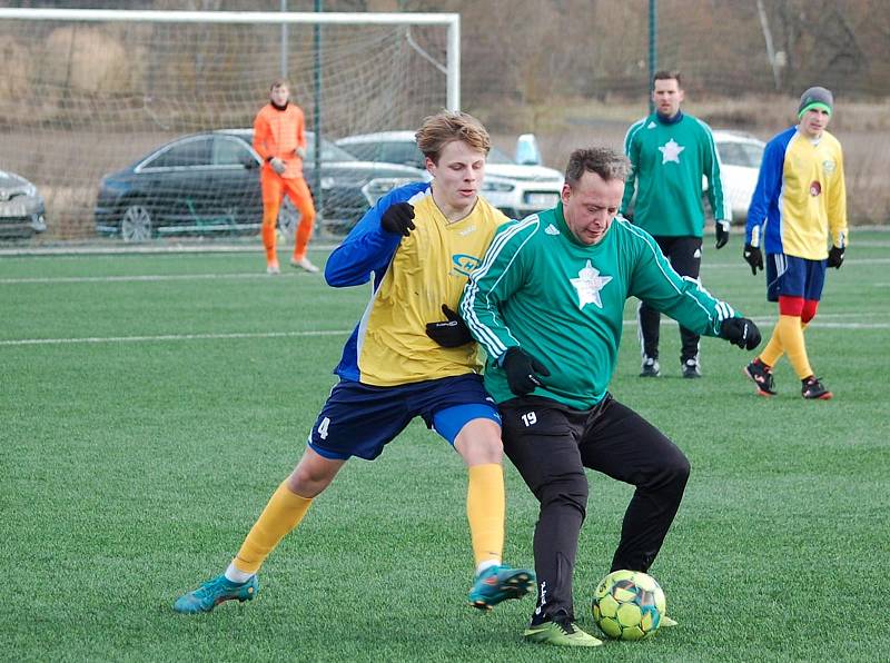 Fotbalisté Tachova (v zelených dresech) prohráli v přípravném zápase s Doubravkou (ve žlutých) 1:4.