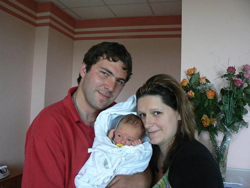 Jakub (3,30 kg, 51 cm), který přišel na svět 14. června v 19:30 hod. ve FN v Plzni, je prvoroezný syn maminky Petry a tatínka Pavla z Plzně
