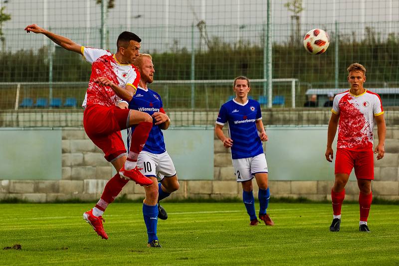 Fotbalisté SK Slavia Vejprnice (na archivním snímkuhráči v červeno-bílých dresech) porazili v 7. kole krajského přeboru soupeře z Baníku Stříbro 4:2.