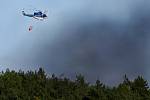 Hasiči likvidují požár lesa u Chotíkova.
