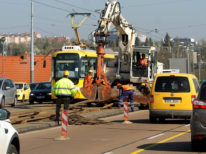 Rekonstrukcí tramvajové trati začala dvouletá rekonstrukce mostu generála Pattona v centru Plzně.