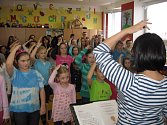 Pěvecké sbory rozezněly 5. mateřskou školou v Plzni na Slovanech.