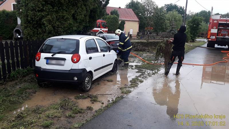 Následky přívalových dešťů zaměstnaly o víkendu hasiče v kraji.