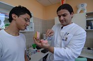 S ozonovým přístrojem k bezbolestnému ošetření zubních kazů se včera seznámil lékař stomatologické kliniky Vasileios Tzigkounakis (vlevo), který jej ukazuje jednomu z  mediků.