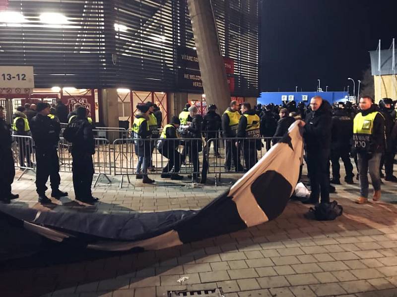 Policisté v centru Plzně dohlíželi na fotbalové fanoušky.