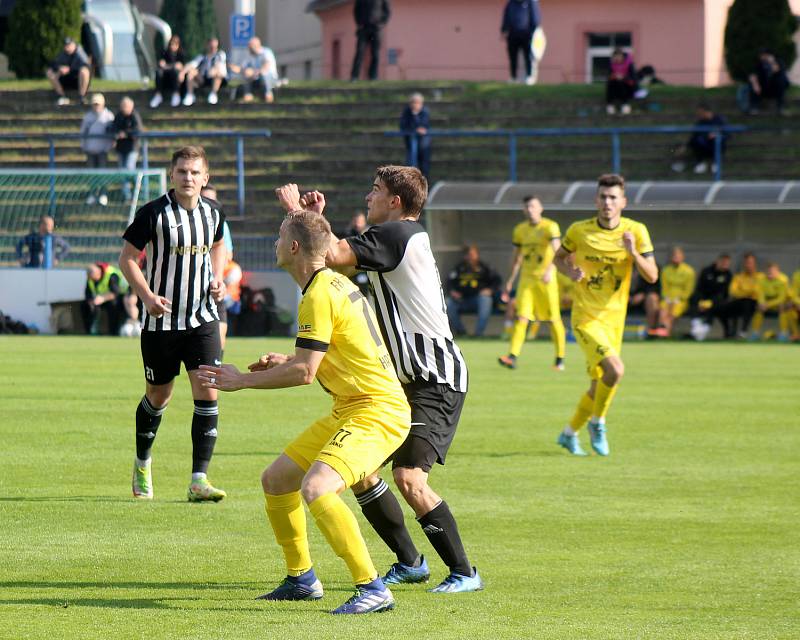 8. kolo FORTUNA ČFL, skupina A: FK Admira Praha - FK ROBSTAV Přeštice (na snímku fotbalisté ve žlutých dresech) 1:1 (0:1).