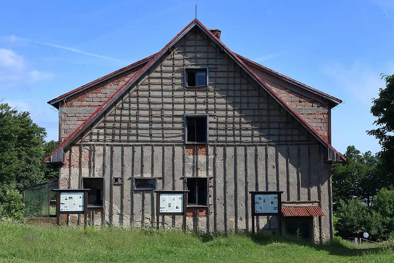 Na hoře Čerchov na Domažlicku pokračuje demolice bývalých vojenských objektů. Hotovo by mělo být do konce července. Čerchov je s nadmořskou výškou 1041 metrů nejvyšším bodem celého Českého lesa.