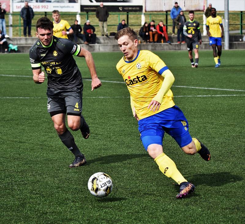 FORTUNA ČFL, skupina A (18. kolo): FC Písek - FK ROBSTAV Přeštice (na snímku fotbalisté v tmavých dresech) 1:1.