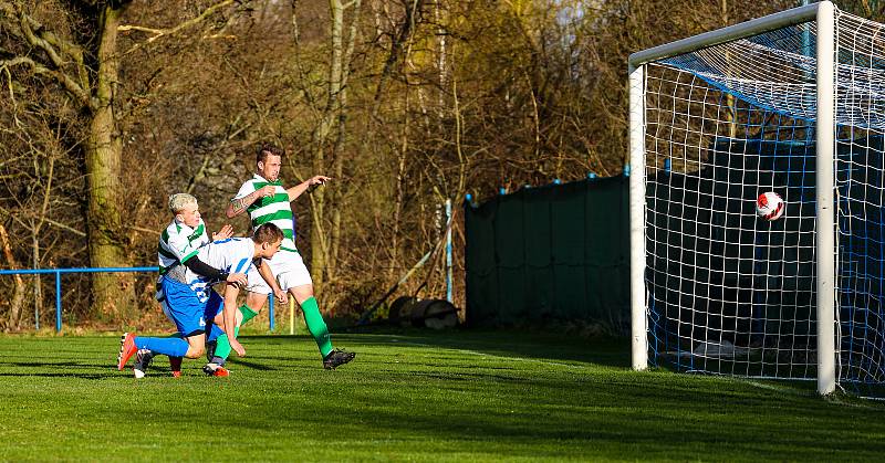 Fotbalisté plzeňské Košutky (na archivním snímku hráči v modrobílých dresech) doma překvapivě podlehli Smíchovu 1:2.