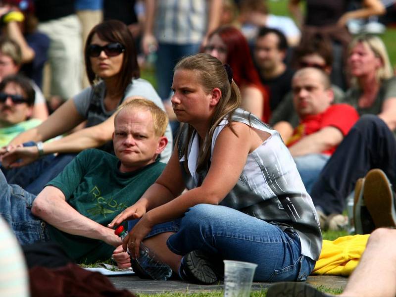 Známý festival dobřanské léčebny Mezi ploty chce bourat bariéry a umožnit setkání lidem, které dělí ploty psychiatrických léčeben. Kulturní přehlídka se proto koná přímo v jejich areálech a  pro klienty léčeben je jistě příjemným zpestřením