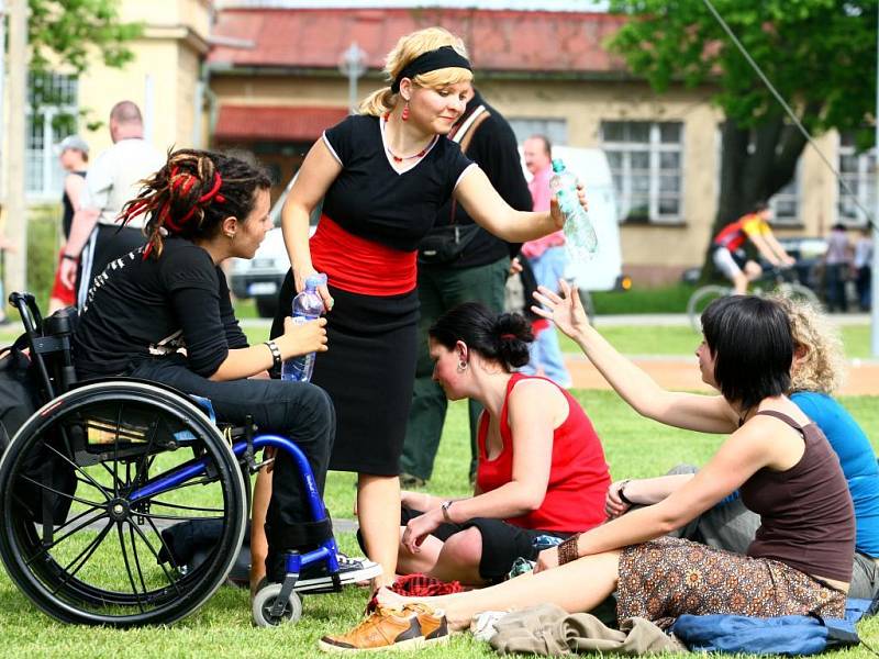 Známý festival dobřanské léčebny Mezi ploty chce bourat bariéry a umožnit setkání lidem, které dělí ploty psychiatrických léčeben. Kulturní přehlídka se proto koná přímo v jejich areálech a  pro klienty léčeben je jistě příjemným zpestřením