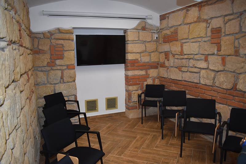 Ve Věznici Plzeň, největší v ČR, bude v nových prostorách (na fotografiích na zdi je původní podoba místností) pilotně spuštěn program pro odsouzené Motivátor, vycházející z norských zkušeností.